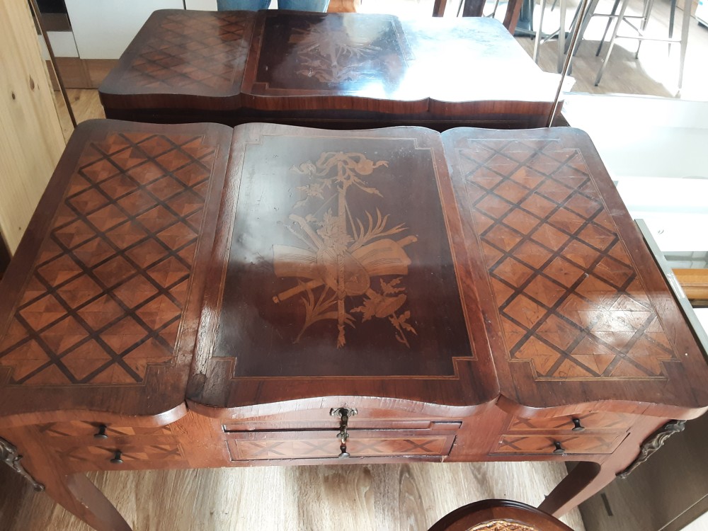 COIFFEUSE MARQUETEE 3 PORTES 2 TIROIRS A RESTAURER AVEC 1 CHAISE
