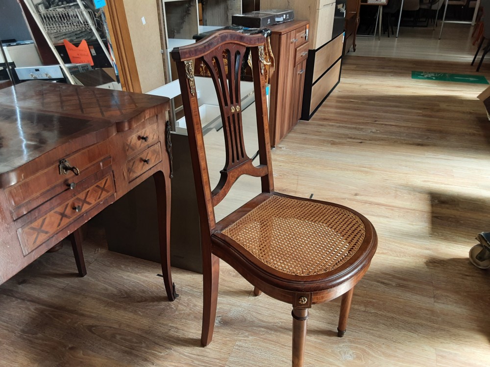COIFFEUSE MARQUETEE 3 PORTES 2 TIROIRS A RESTAURER AVEC 1 CHAISE