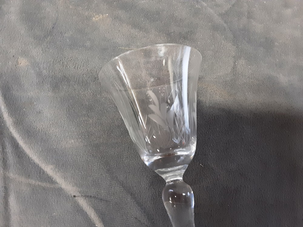 LOT DE 9 VERRES A ALCOOL