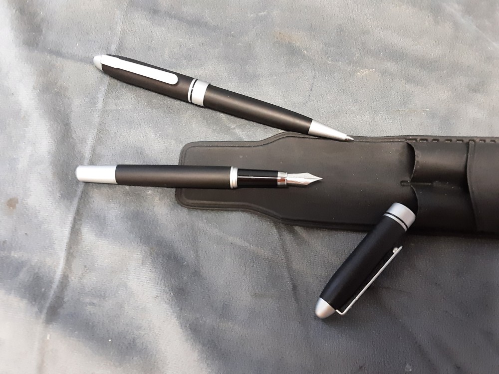 POCHETTE AVEC STYLO PLUME + STYLO BILLE