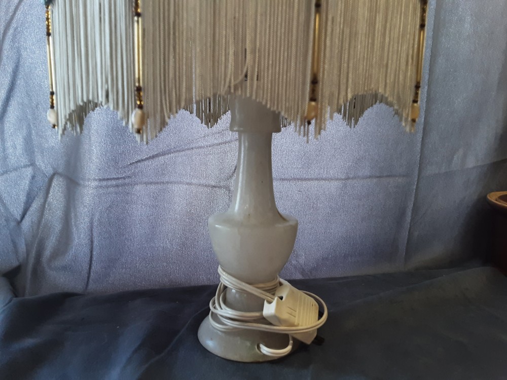 LAMPE A POSER ONIX BLANC ABAT JOUR FRANGES BLANCHES