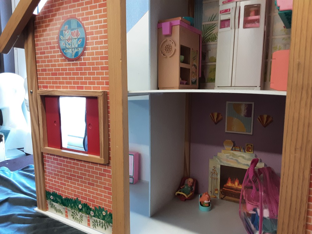 MAISON DE POUPEE EN BOIS + ACCESSOIRES DE BARBIE