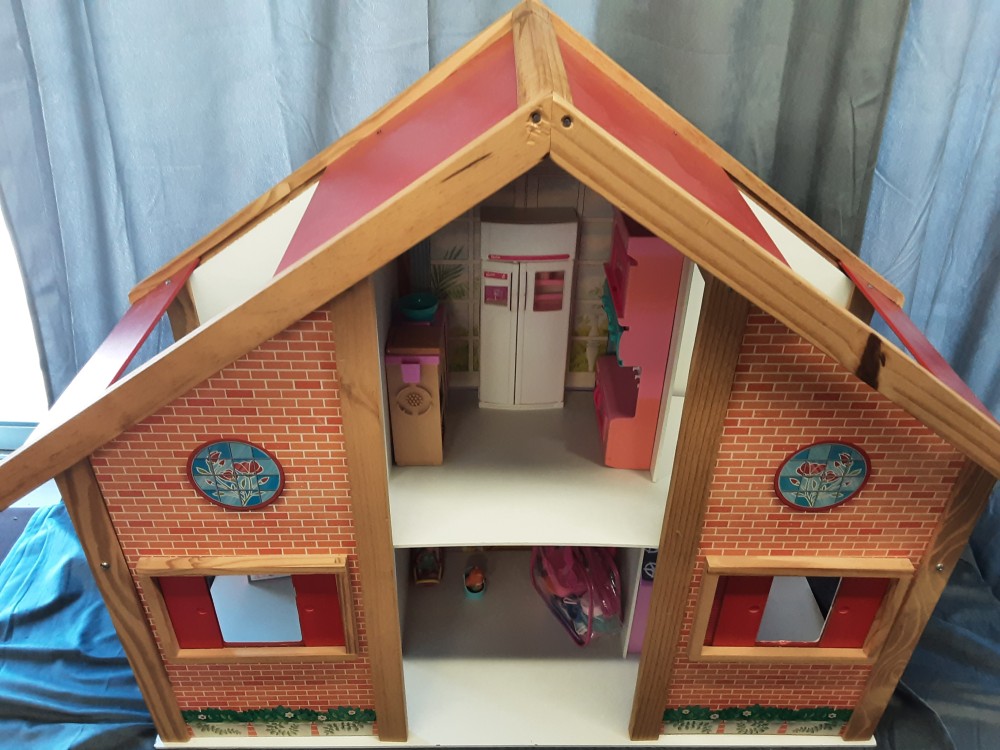 MAISON DE POUPEE EN BOIS + ACCESSOIRES DE BARBIE