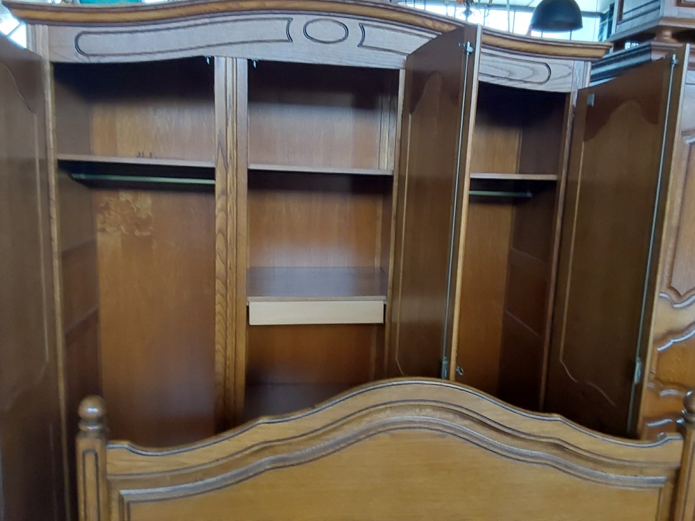 CHAMBRE A COUCHER EN CHENE - ARMOIRE 3P/LIT 2P 140X190 (SANS SOMMIER)/ 2 CHEVETS 3 TIROIRS