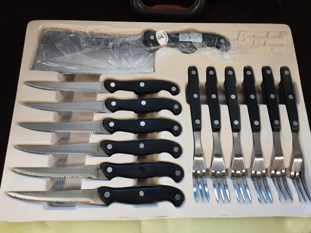 LOT COUTEAUX FOURCHETTES DANS MALETTE