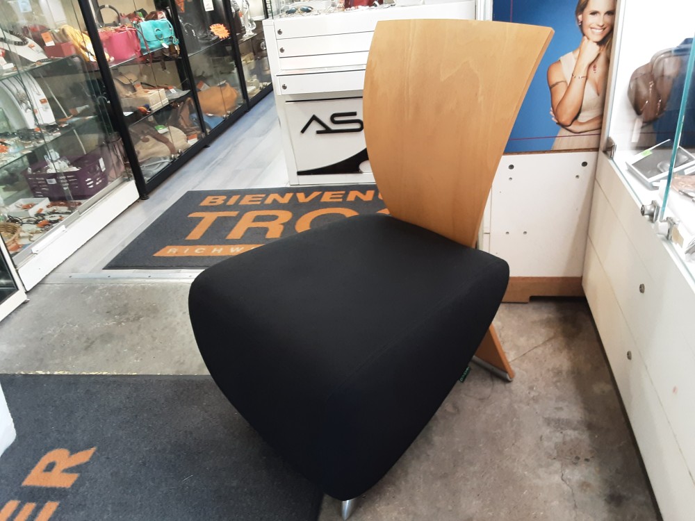 FAUTEUIL ASSISE TISSU NOIR DOSSIER BOIS CLAIR MARQUE DAUPHIN