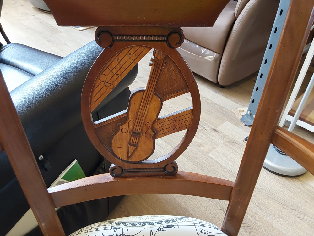 FAUTEUIL MERISIER DECOR NOTES DE MUSIQUE ET INSTRUMENT