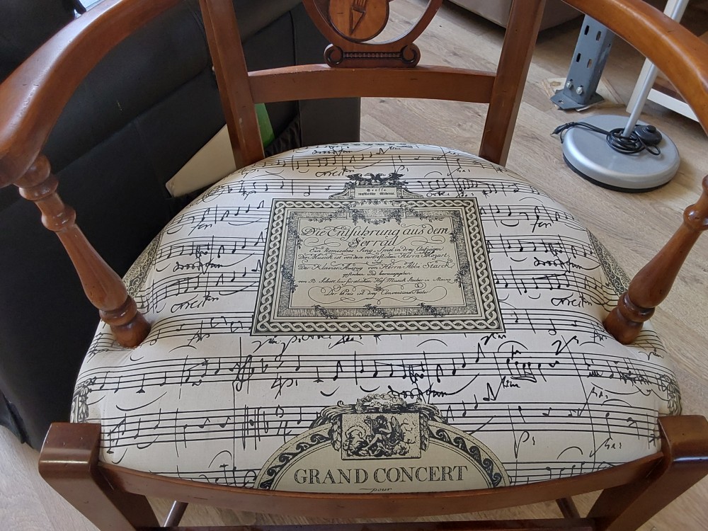 FAUTEUIL MERISIER DECOR NOTES DE MUSIQUE ET INSTRUMENT