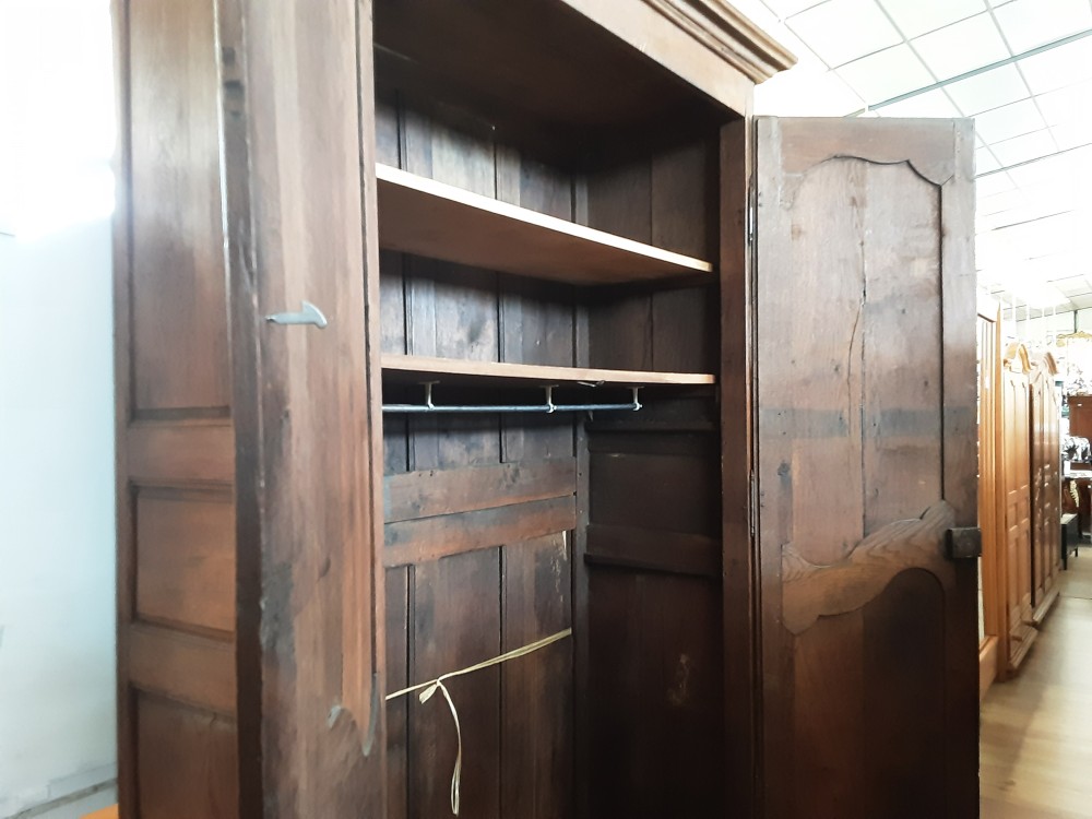 ARMOIRE 2 PORTES CHEVILLEES TGM A RESTAURER