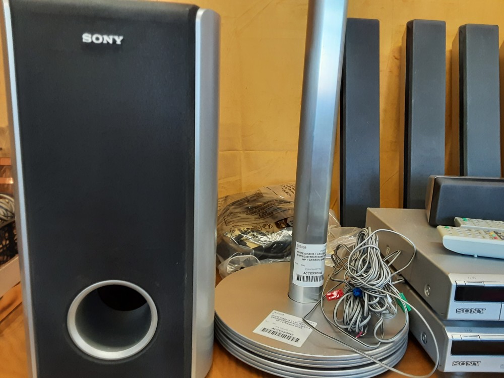 HOME CINEMA + LECTEUR DVD ENREGISTREUR SONY AVEC 5 HP 1 CAISSON BASS