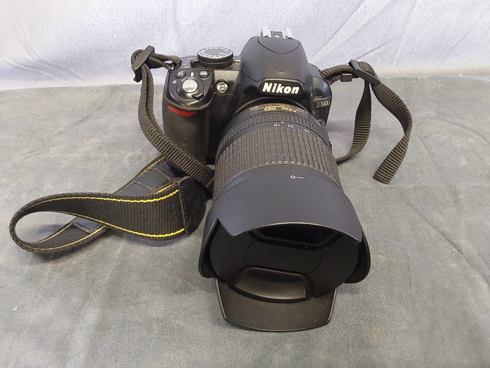APPAREIL PHOTO NIKON D3100 AVEC OBJECTIFS / BATTERIES / FLASH ET SACOCHE