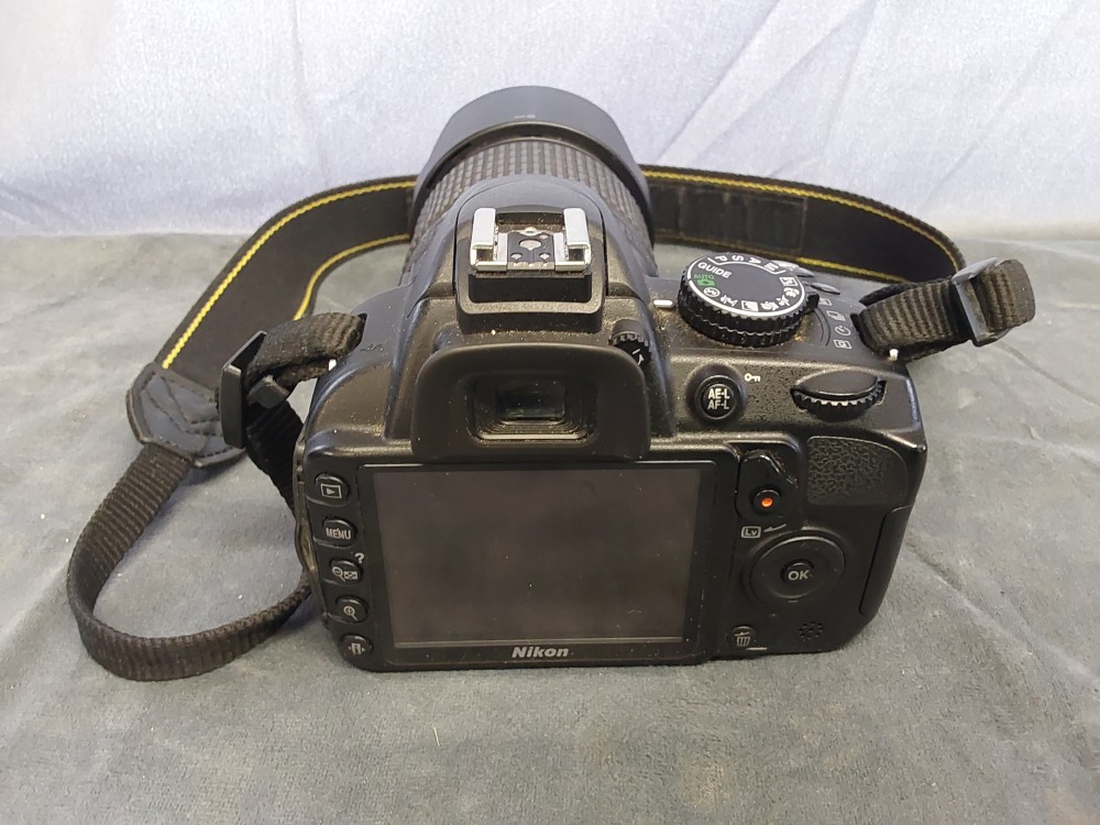 APPAREIL PHOTO NIKON D3100 AVEC OBJECTIFS / BATTERIES / FLASH ET SACOCHE