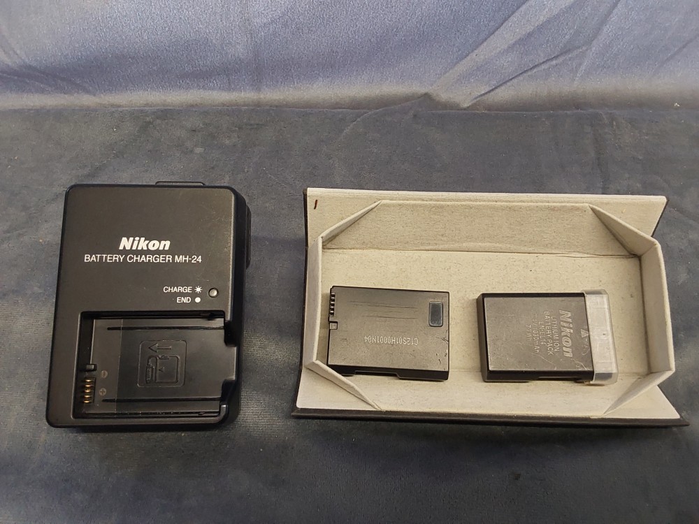 APPAREIL PHOTO NIKON D3100 AVEC OBJECTIFS / BATTERIES / FLASH ET SACOCHE