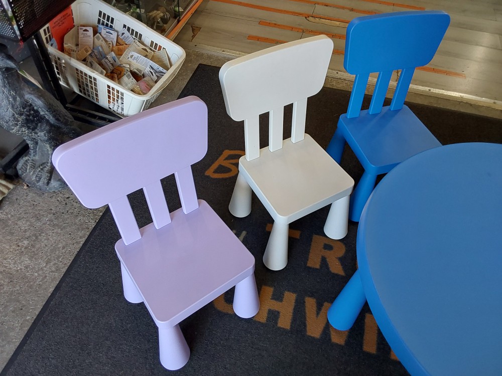 TABLE RONDE PVC BLEU POUR ENFANTS + 3 CHAISES PVC BLANC-VIOLET-BLEU