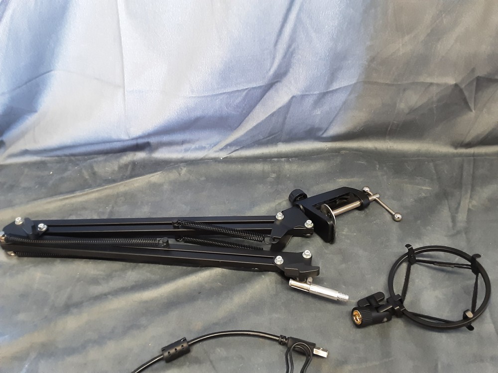 MICRO MARQUE NEEWER REF LW-8000-USB AVEC PIED A FIXER ET CABLE
