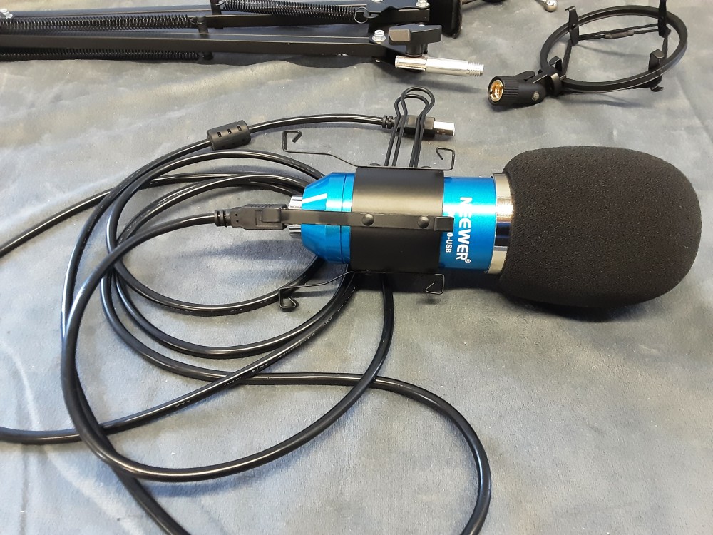 MICRO MARQUE NEEWER REF LW-8000-USB AVEC PIED A FIXER ET CABLE