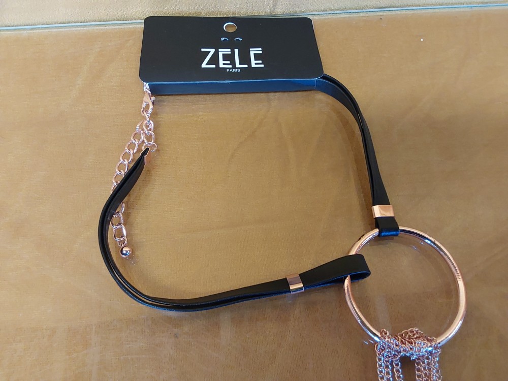 COLLIER VOGUE ZELE SIMILI CUIR NOIR ET CHAINE ROSE