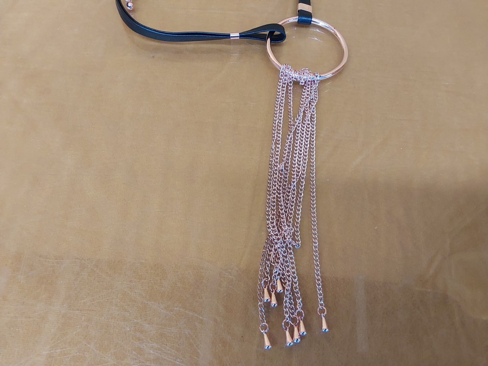 COLLIER VOGUE ZELE SIMILI CUIR NOIR ET CHAINE ROSE