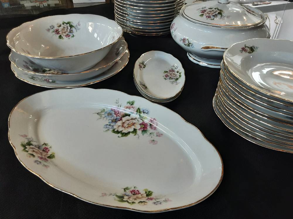 SERVICE DE TABLE PORCELAINE DE CHAUVIGNY BLANC DECOR FLEURS