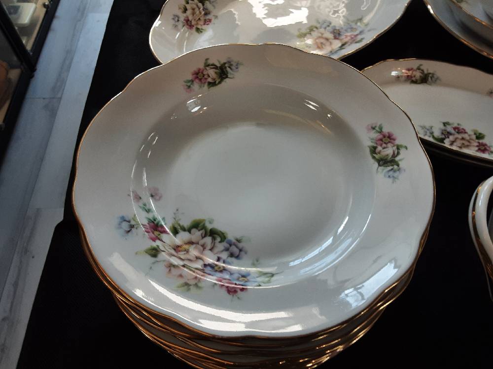 SERVICE DE TABLE PORCELAINE DE CHAUVIGNY BLANC DECOR FLEURS