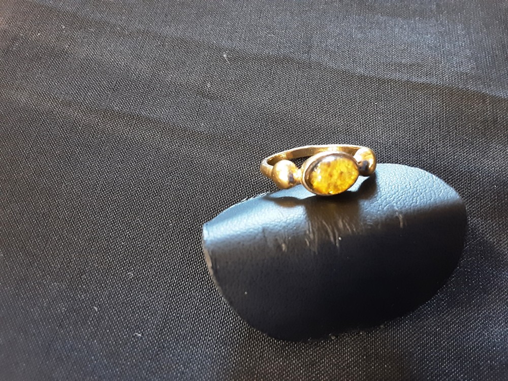 BAGUE VERMEILLE AVEC PIERRE JAUNE