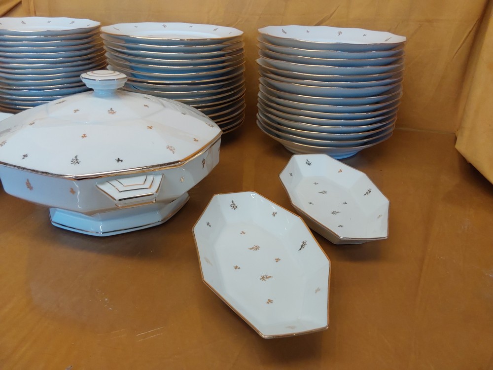 SERVICE DE TABLE PORCELAINE AVEC MOTIFS DORES