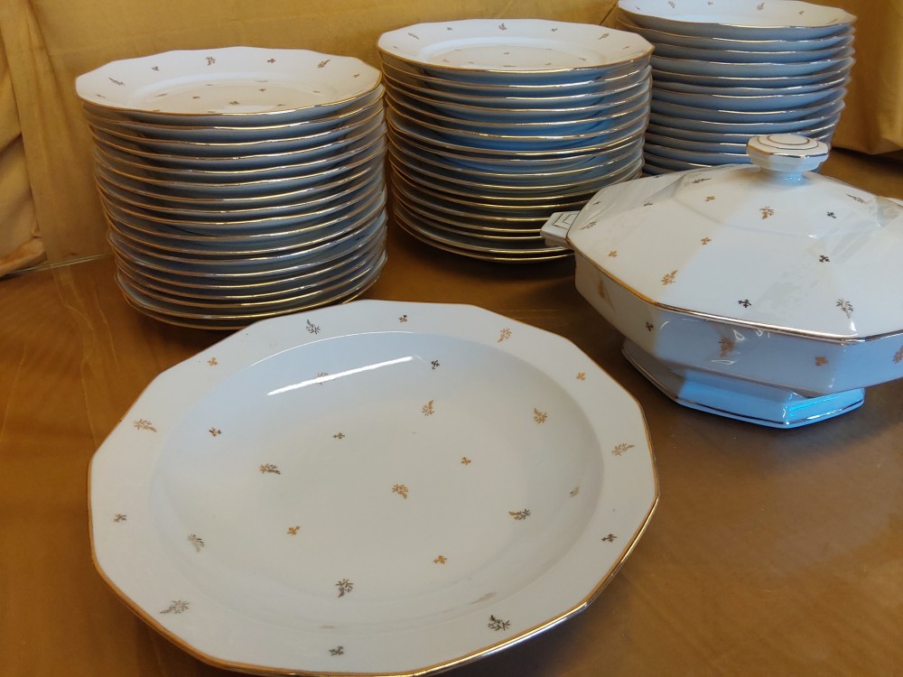 SERVICE DE TABLE PORCELAINE AVEC MOTIFS DORES