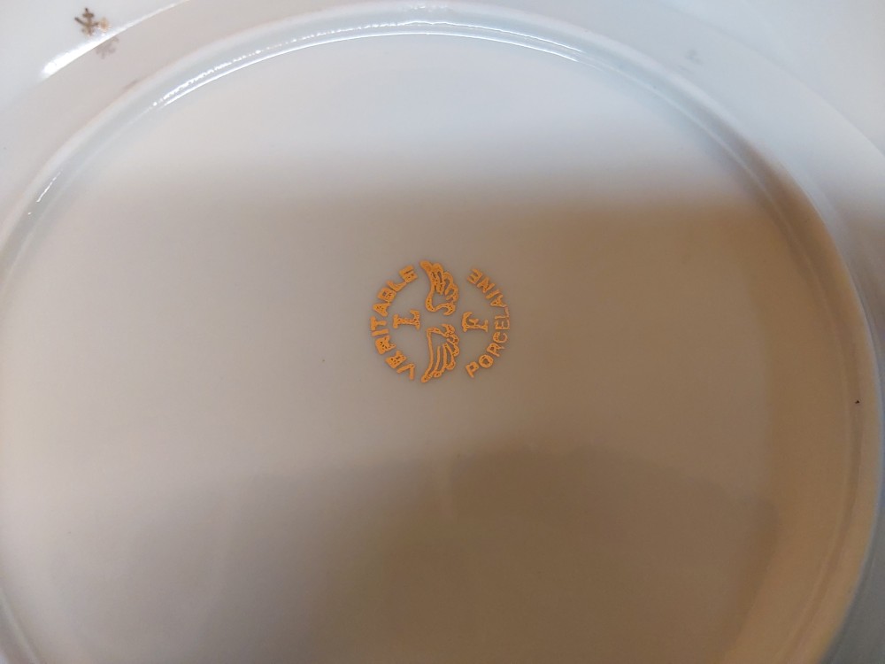 SERVICE DE TABLE PORCELAINE AVEC MOTIFS DORES