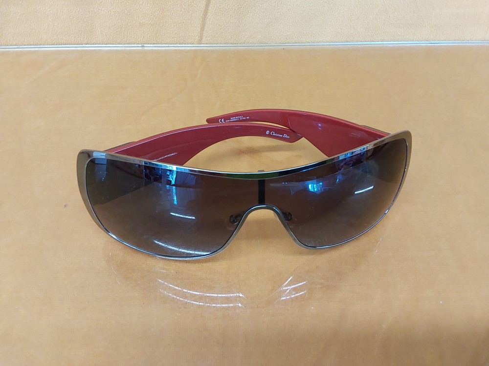 PAIRE DE LUNETTES DE SOLEIL C DIOR DANS SA BOITE