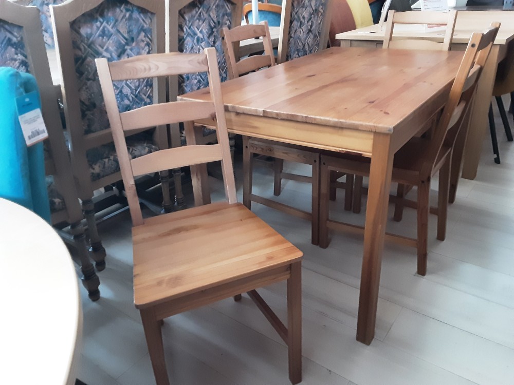 TABLE DE CUISINE+ 4 CHAISES EN PIN