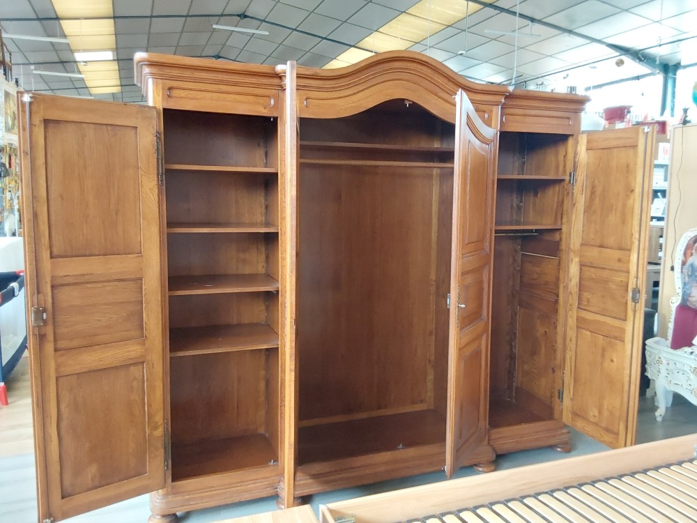 ARMOIRE 4 PORTES EN CHENE MASSIF CHAPEAU DE GENDARME