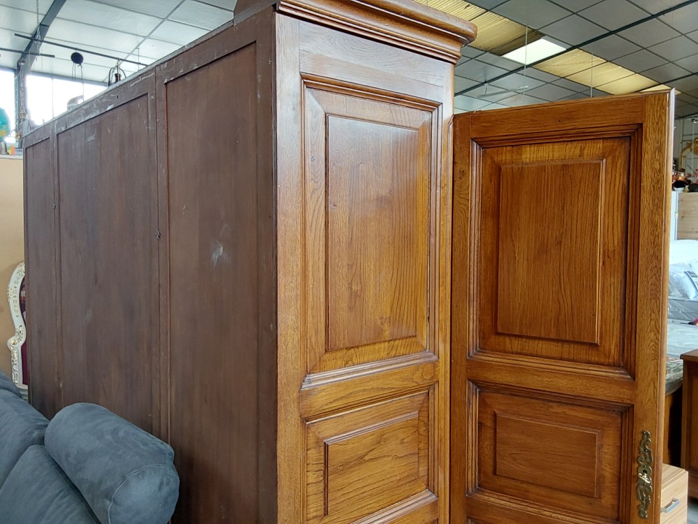 ARMOIRE 4 PORTES EN CHENE MASSIF CHAPEAU DE GENDARME