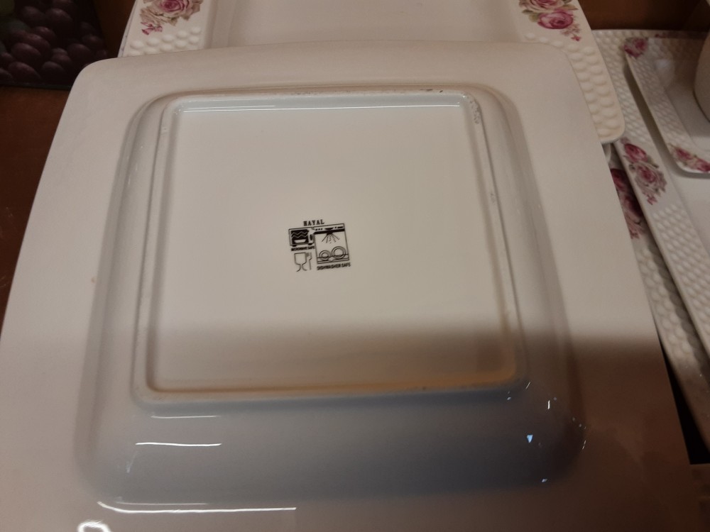 SERVICE DE TABLE A COMPLETER PORCELAINE MOTIF FLEURS ROSES