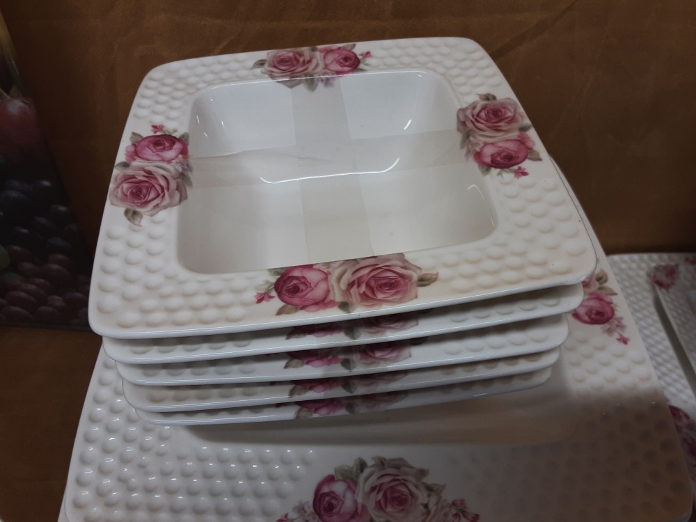 SERVICE DE TABLE A COMPLETER PORCELAINE MOTIF FLEURS ROSES