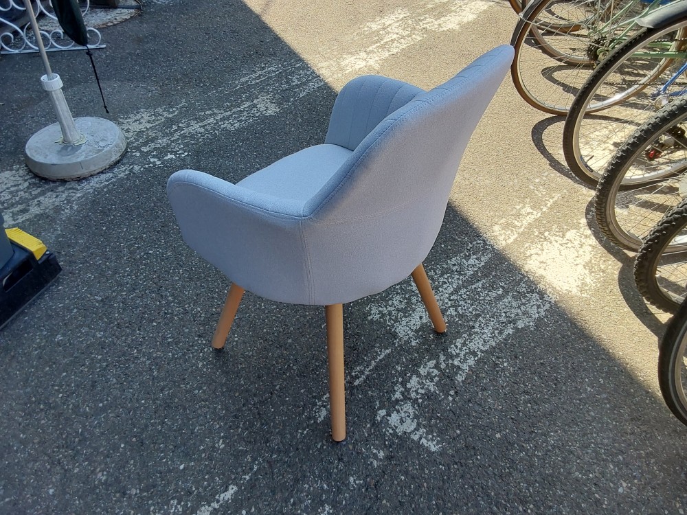 CHAISE AVEC ACCOUDOIRS TISSU CRÈME PIEDS MÉTAL COLORIS BOIS (113997-1214578/79/80/81) 2ÈME CHOIX