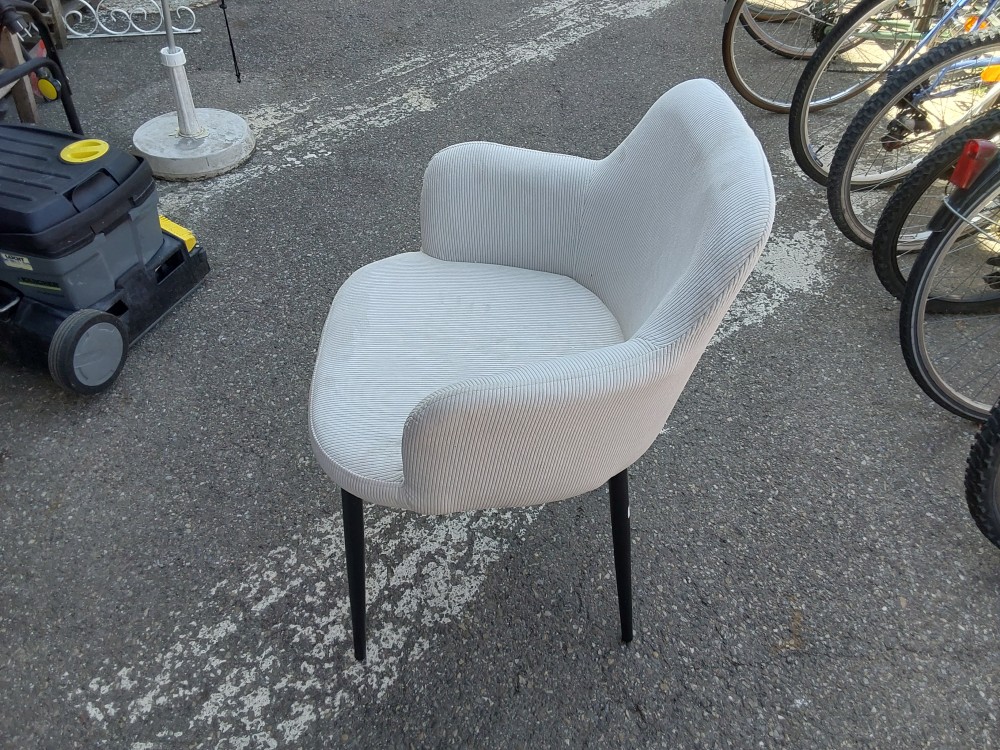 CHAISE AVEC ACCOUDOIRS VELOURS CÔTELÉCRÈME (125145-1220259) 2ÈME CHOIX