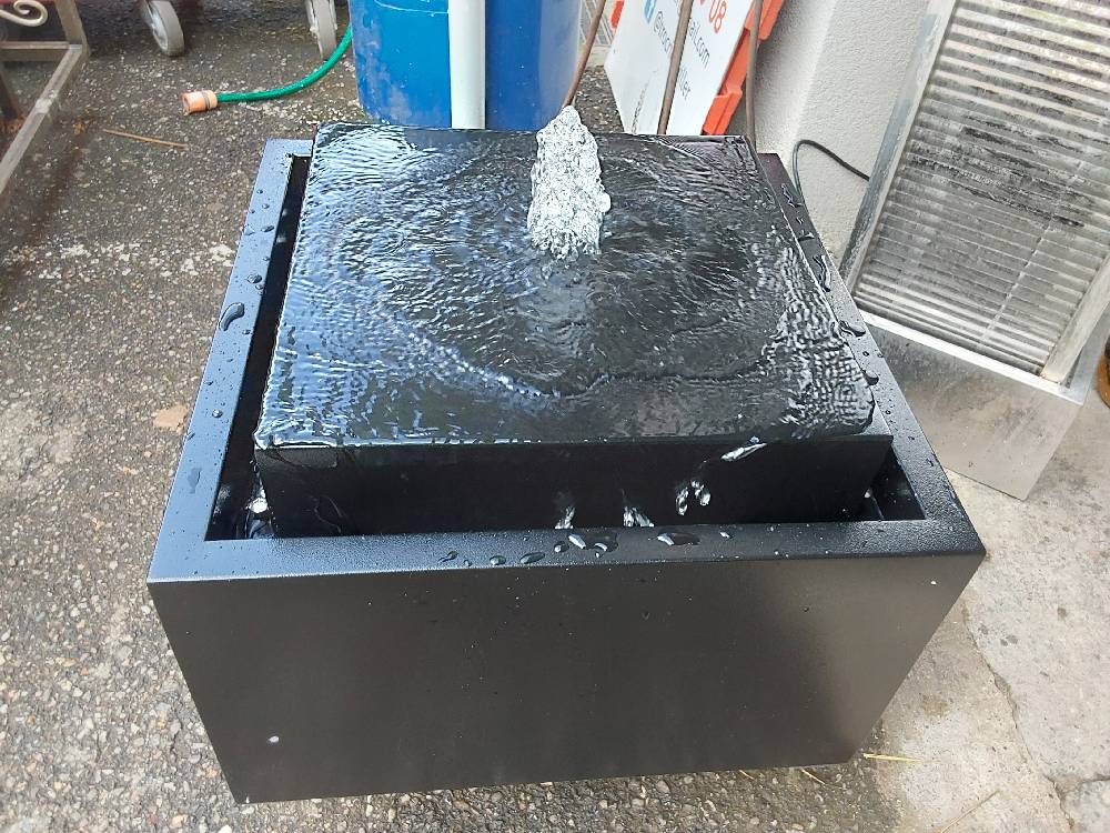 FONTAINE EXTÉRIEUR ACIER INOXYDABLE NOIR H.34CM (VU-1458-1-1224352) 2ÈME CHOIX
