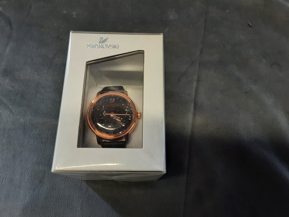 MONTRE SWAROVSKI NEUVE ENCORE EMBALLEE