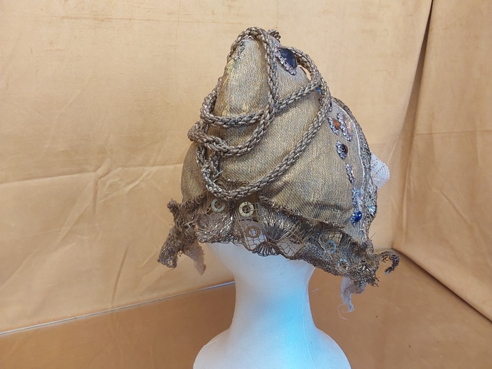 COIFFE ANCIENNE TISSU DORE