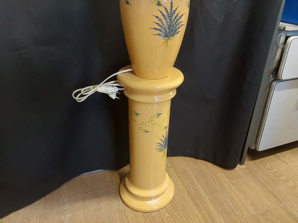 LAMPE ABAT JOUR BEIGE SUR COLONNE JAUNE
