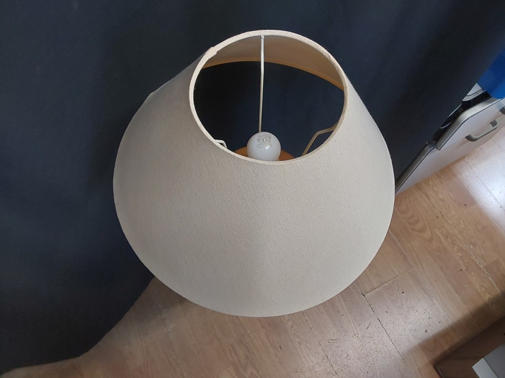 LAMPE ABAT JOUR BEIGE SUR COLONNE JAUNE
