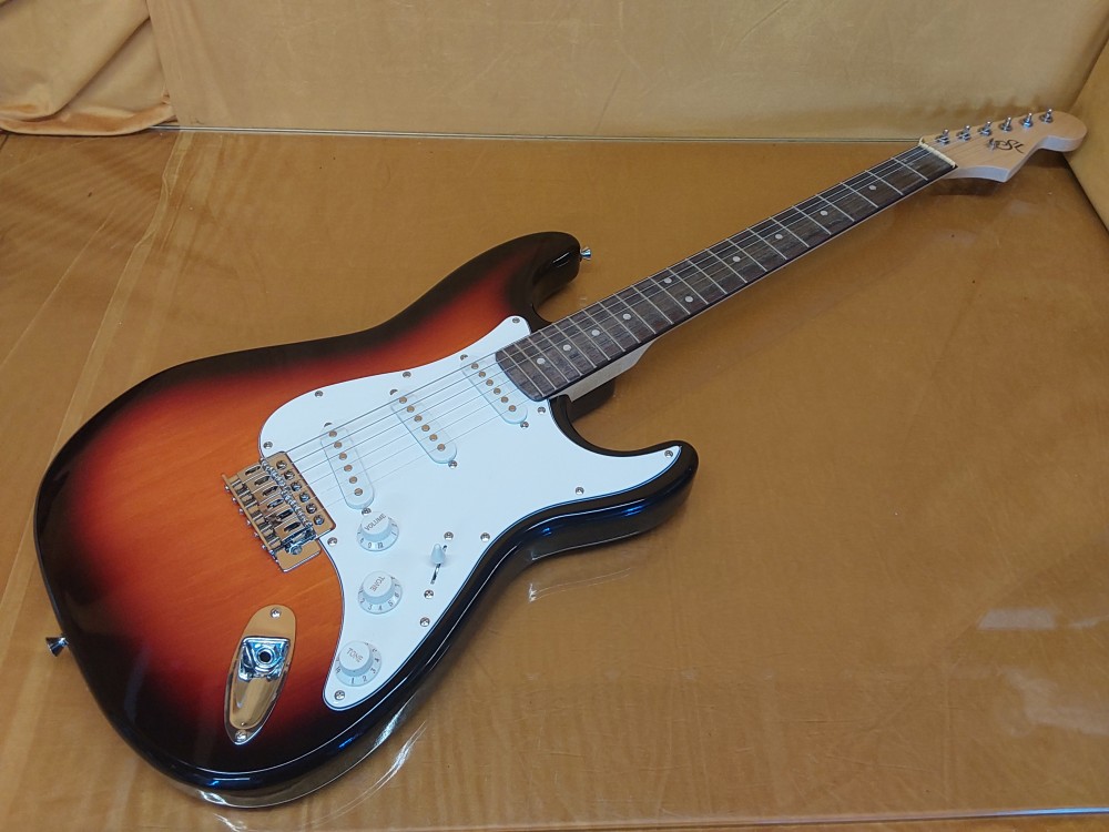 GUITARE ÉLECTRIQUE SL + AMPLI PG-10 + SACOCHE + DIVERS LIVRES DE MUSIQUE