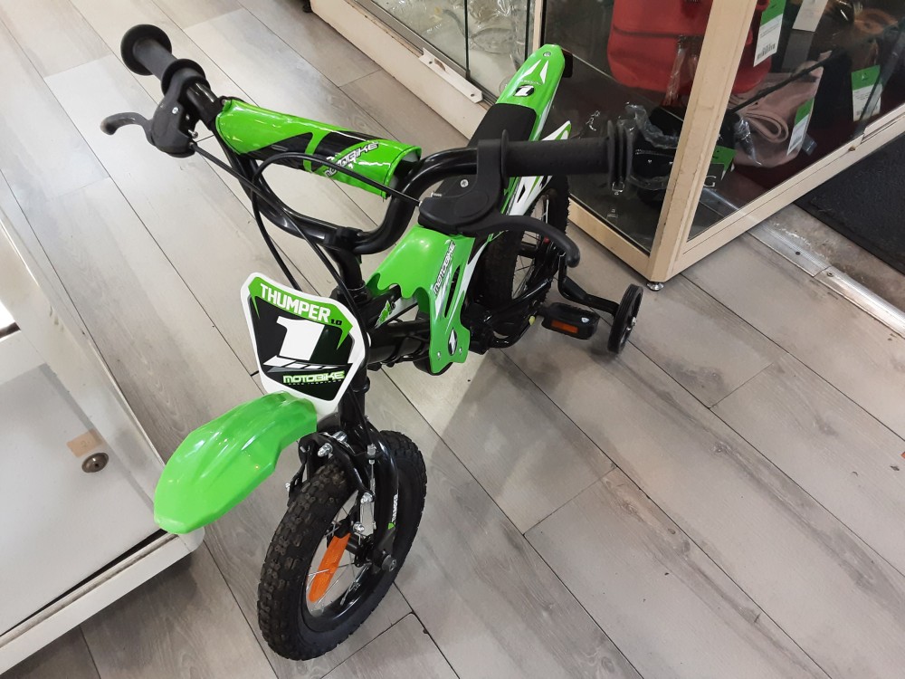 VELO FORME DE MOTO AVEC 2 ROULETTES ARRIERES MOTOGIKE VERT POUR 4 A 6 ANS