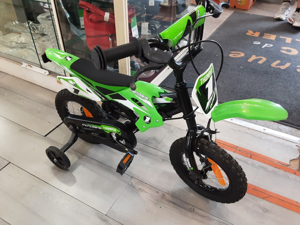 VELO FORME DE MOTO AVEC 2 ROULETTES ARRIERES MOTOGIKE VERT POUR 4 A 6 ANS