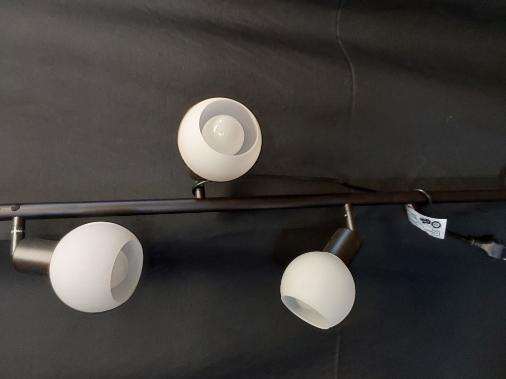 LAMPADAIRE 3 FEUX BOULES BLANCHES EN VERRE ET METAL NOIR