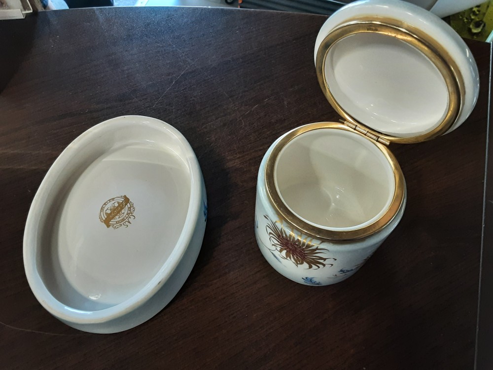 POT A COUVERCLE + PORTE SAVON PORCELAINE BLEUE ET DORÉE