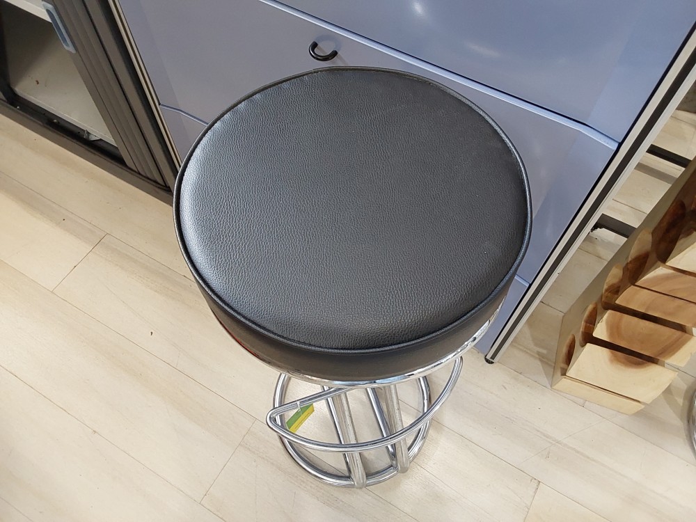 TABOURET DE BAR PIED METAL ASSISE SIMILI NOIR ROND DIAM.29CM