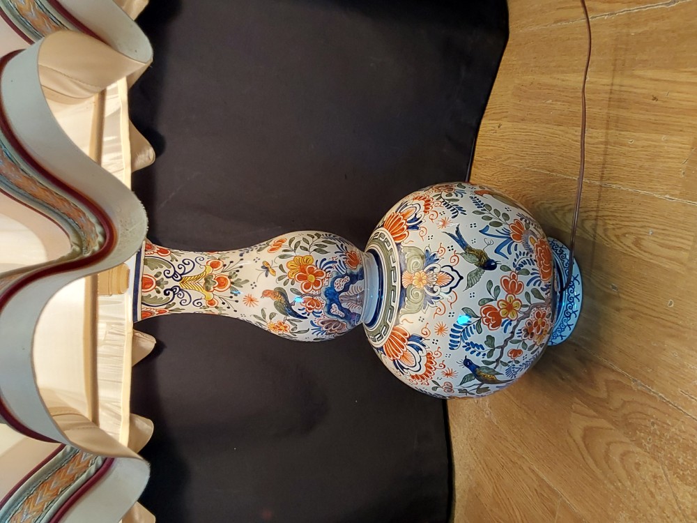 LAMPE TGM PIED PORCELAINE OISEAUX STYLE MOUSTIER HAUT 88CM ABAT-JOUR BEIGE AVEC BANDE