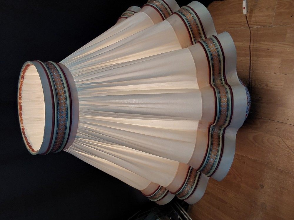 LAMPE TGM PIED PORCELAINE OISEAUX STYLE MOUSTIER HAUT 88CM ABAT-JOUR BEIGE AVEC BANDE