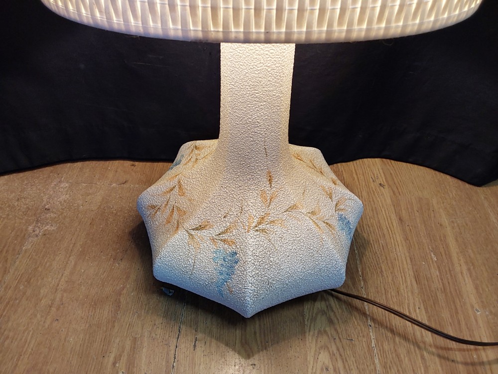 LAMPE A POSER DECOR FLEURS BLEUES TEXTURE PROJETÉ HAUT 51CM ABAT-JOUR CREME